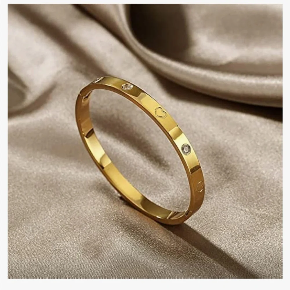 18kt gold plated heart and cz bracelet 6.7 inches with designer look